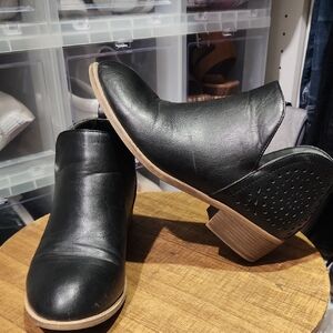 Vepose Black Ankle Boots with Design On Heel